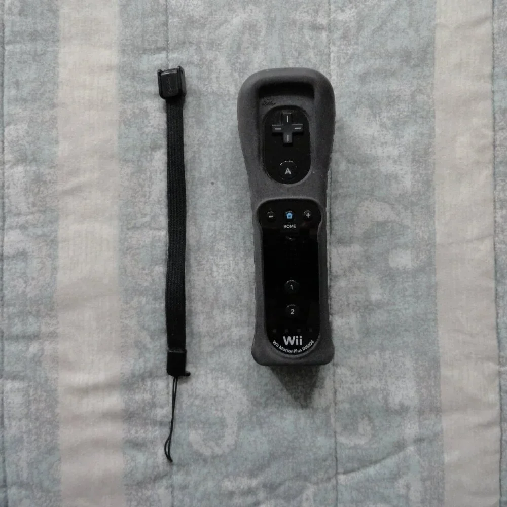 Nintendo Wii [RVL-101] BLACK Console Bundle, Motion Plus Controller